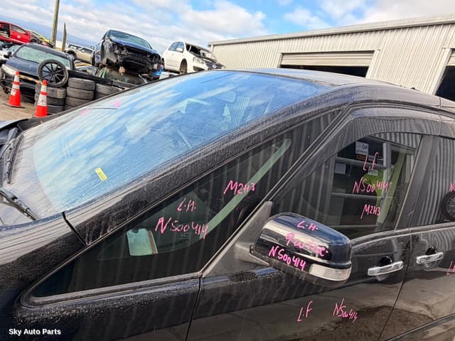 Left Front 1/4 Door Glass